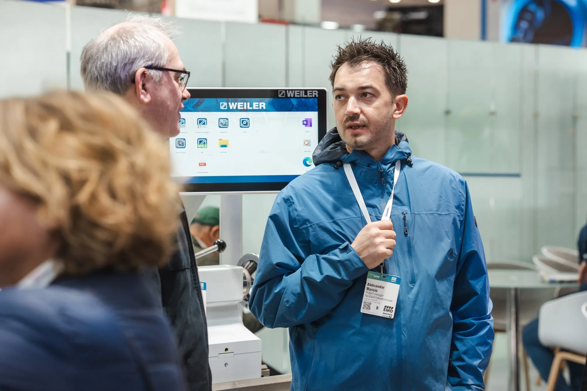 Stein Håvard Simonsen (t.v.) og Aleksandar Maricic diskuterer hvilken renting Nordland Fylkeskommune bør gå med maskin-investeringene sine.Foto TECHLAB v/ Kay Tomas Bertheussen