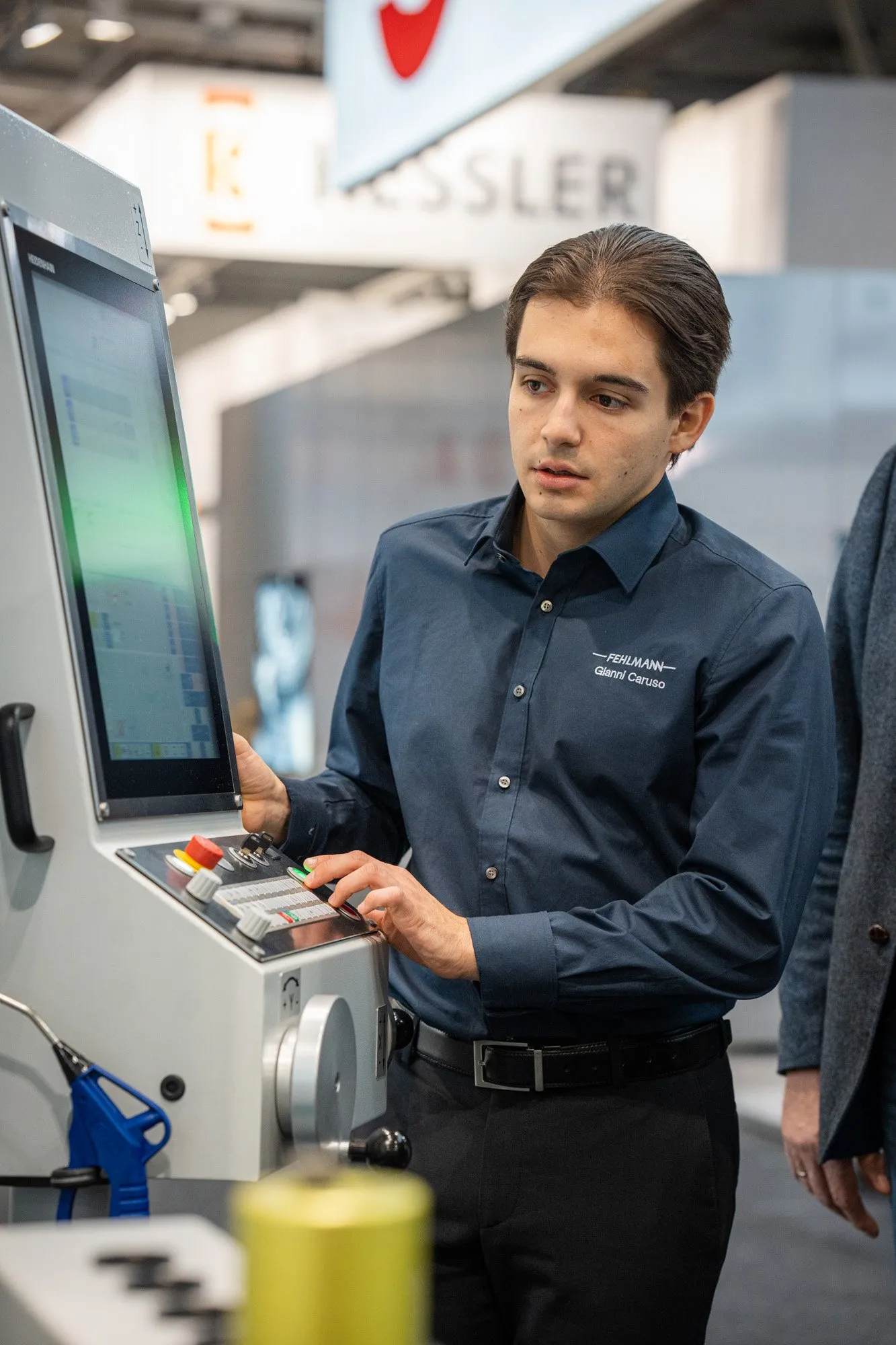 Glanni Caruso fre Fehlmann gir oss en grundig demo og presentasjon.Fehlmann PICOMAX 56 er en kompakt maskin som kombinerer manuell og CNC-fresing i én enhet. Dette gjør den særlig godt egnet til undervisning, prototyping og småserieproduksjon.Maskinen er fleksibel, brukervennlig og viser godt hvordan utdanning og industri kan møtes i samme plattform.